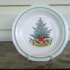 Pfaltzgraff, Christmas Heritage Multisided Plate Christmas Tree, Toys, Presents USA Discontinued Pattern Stoneware, Dishes, Heirloom, 1980&#39;s