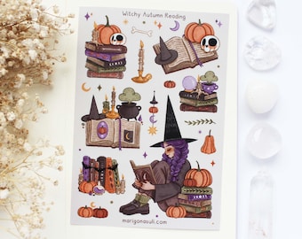 Peut inclure: Une planche d'autocollants intitulée Witchy Autumn Reading avec des illustrations de citrouilles, de piles de livres, de bougies, d'un chaudron et d'une personne aux cheveux violets portant un chapeau pointu noir en train de lire un livre.