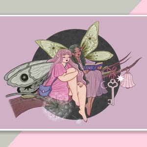 Könnte beinhalten: Illustration von zwei Feen mit Schmetterlingsflügeln, eine in einem rosa Kleid und die andere in einem lavendelfarbenen Kleid, die auf einem Ast sitzen. Ein Schlüssel, eine Glocke und ein Stern hängen am Ast. Der Hintergrund ist ein dunkler Kreis auf rosa Grund.