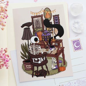 Carte postale A6 Skully le squelette amoureux des livres à son bureau | Carte de voeux, Scrapbook, Correspondant, Cosy, Magique, Sorcière, Halloween, Automne