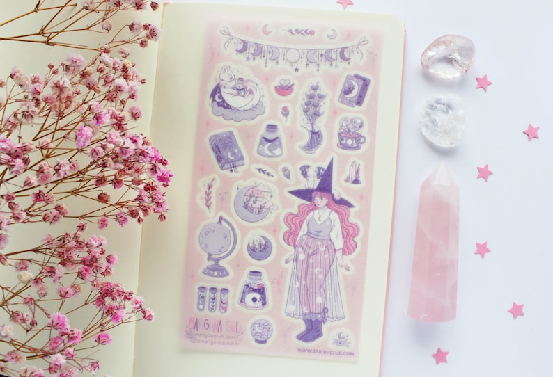 Puede incluir: Una hoja de pegatinas rosas y moradas con una bruja con un sombrero puntiagudo, una luna creciente, estrellas y otros elementos m&aacute;gicos. Las pegatinas est&aacute;n sobre un fondo blanco y tienen el texto "AGML" y "www.etsy.com/shop/AGML".