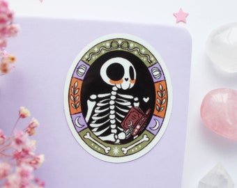 Sticker Skully The Book Loving Skeleton phosphorescent dans le noir, vinyle brillant imperméable | Sticker journal, Sticker agenda, Witchy, Halloween