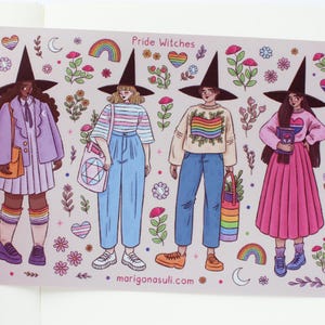 Peut inclure: Illustration de quatre personnages portant des chapeaux de sorcière, chacun avec une tenue différente et un symbole de drapeau de la fierté. Les mots "Pride Witches" sont en haut. L'arrière-plan comprend des arcs-en-ciel, des fleurs et des lunes.
