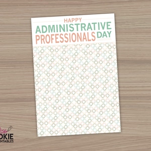 Puede incluir: Tarjeta imprimible con una superposición de texto verde y naranja que dice "Happy Administrative Professionals Day". El fondo es un patrón blanco de pequeños cuadrados verdes, rosas y azules.
