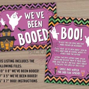 Könnte beinhalten: Zwei druckbare Halloween-Schilder mit einem lila und grünen Chevron-Muster. Das erste Schild sagt "We've Been Booed!" und zeigt einen Geist und ein Spukhaus. Das zweite Schild sagt "Boo!" und enthält Anweisungen für ein "Boo"-Spiel.