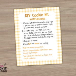 Puede incluir: Una hoja de instrucciones imprimible con estampado de cuadros vichy amarillo y blanco para un kit de galletas de bricolaje. Las instrucciones incluyen cómo decorar las galletas con glaseado y cómo almacenarlas. El texto dice "DIY Cookie Kit Instructions".
