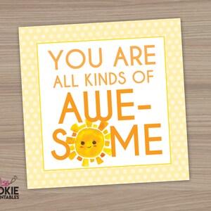 Op de afbeelding: Een gele en oranje printbare kaart met witte stippen. De kaart zegt "You are all kinds of awe-some" met een lachende zonillustratie.