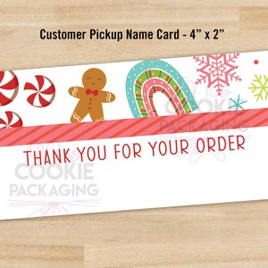 Puede incluir: Una tarjeta blanca con un borde rayado rojo y blanco. La tarjeta tiene un hombre de jengibre, bastones de caramelo, un arcoíris y copos de nieve. El texto "THANK YOU FOR YOUR ORDER" está impreso en negro en la tarjeta. El texto "COOKIE PACKAGING" está impreso en negro debajo del texto "THANK YOU FOR YOUR ORDER".