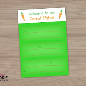 Puede incluir: Una tarjeta verde imprimible con el texto "welcome to my Carrot Patch" y dos zanahorias naranjas con hojas verdes a cada lado del texto. La tarjeta tiene líneas para escribir.