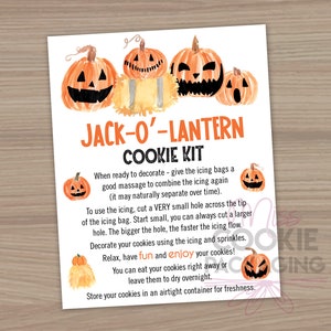 Puede incluir: Una hoja de instrucciones imprimible para un kit de galletas Jack-O'-Lantern con una ilustración de acuarela de calabazas naranjas con caras de jack-o'-lantern negras. El texto dice "Jack-O'-Lantern Cookie Kit" e incluye instrucciones para decorar las galletas.