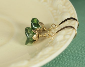 Emerald Green Czech Glass Earrings. Gold Daisy Earrings. Gold Flower Earrings.
