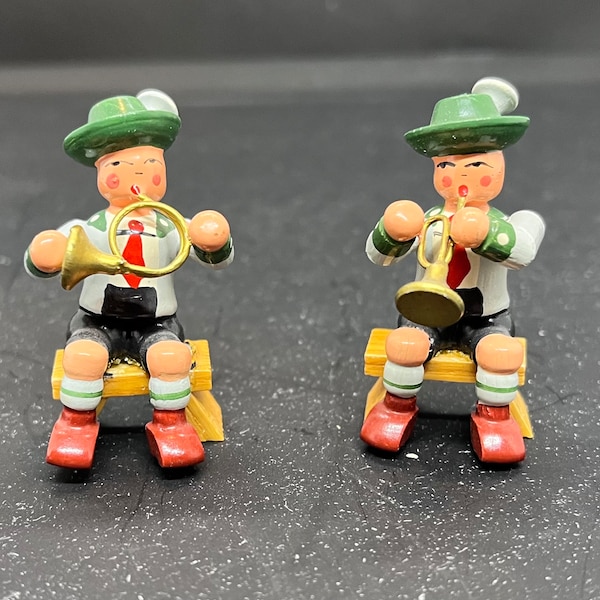 Vintage German Wood Miniatures, 2 Boys On Bench Playing Instruments, Wendt &Kuhn Erzgebirge, Made In East Germany, Christmas Miniatures