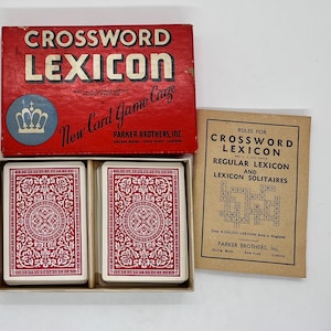 Juego de cartas antiguo de crucigramas léxicos de Parker Brothers, 1937. Juego de palabras similar al Scrabble. 52 tarjetas con letras para artes y manualidades con técnicas mixtas.