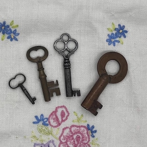 Vintage Lot Of 4 Antique Skeleton Keys