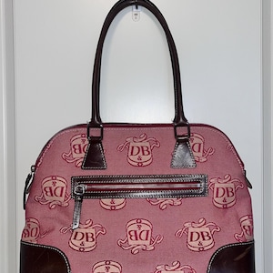 Auténtico bolso de mano Dooney & Burke de piel y lona roja con forma de cúpula, bolso de hombro, DL97C RD, con monograma grande del escudo de Donegal.