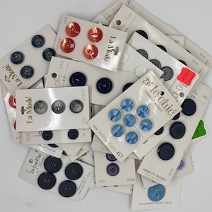 Botões de plástico vintage em cartões, lote com 40 cartões de tamanhos e cores variados, Le Bouton, Le Chic, La Mode, suprimentos de upcycle, costura
