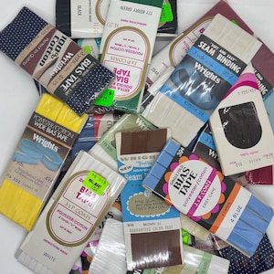 Lote vintage com 27 pacotes fechados de fita de viés, fita para costura, fita de sarja, fita para colcha, fita para costura, diversos, cores variadas, marcas variadas