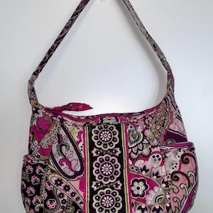 Cartera pequeña de algodón acolchado de Vera Bradley, tejido retirado Very Berry Paisley 2010, rosa, marrón, verde, cierre de cremallera en la parte superior, bolsillos laterales