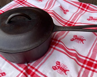 Vintage Gusseisen 4 Quart Saucenpfanne mit Deckel, nicht gekennzeichnet, nicht restauriert, Lagerfeuer, Bauernhausküche,