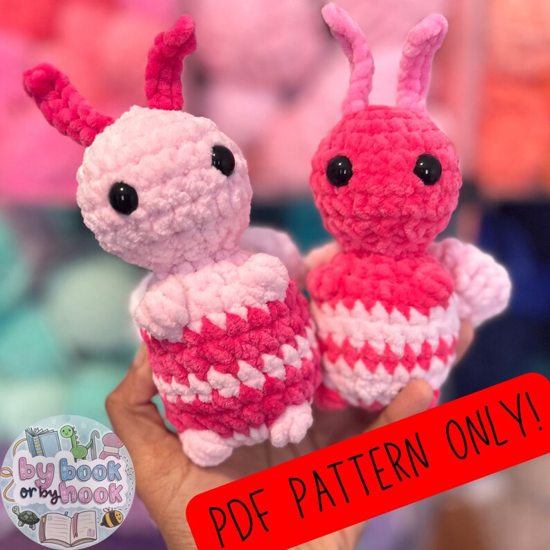 Puede incluir: Dos juguetes amigurumi de crochet en rosa y blanco. Los juguetes tienen forma de insectos con antenas largas y ojos negros. El texto "PDF PATTERN ONLY!" est&aacute; en letras rojas sobre fondo blanco.