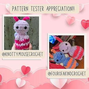 Puede incluir: Dos peluches de abeja de crochet, uno rosa y blanco, el otro morado y naranja, con el texto "@knottymousecrochet" y "@fourofakindcrochet" debajo de cada uno.