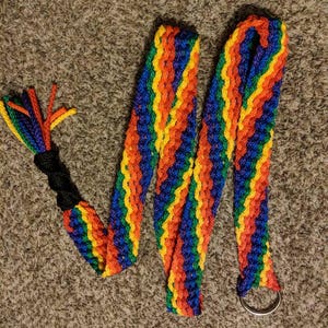 Cinturón de macramé tejido con arcoíris