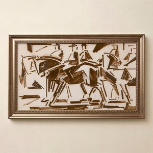 Könnte beinhalten: Ein rechteckiges gerahmtes Wandbild mit einer braunen Tuschzeichnung auf weißem Grund. Das Kunstwerk zeigt abstrakte Figuren von Reitern auf Pferden mit kräftigen, kantigen Linien und geometrischen Formen, eingefasst in einen metallischen bronzefarbenen Rahmen.