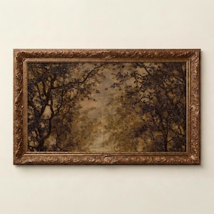 Può includere: Un dipinto di paesaggio rettangolare in una cornice decorativa e ornata color oro. L'opera raffigura una scena di foresta densa e scura con rami di alberi in silhouette che incorniciano un'area centrale più chiara e nebbiosa nei toni del marrone, verde e grigio.
