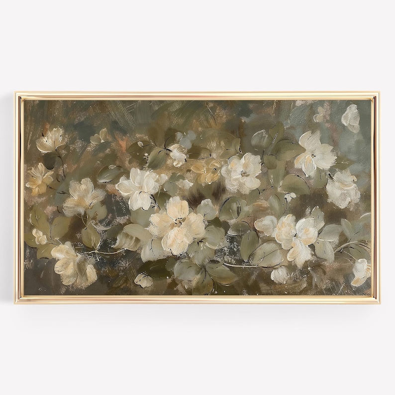 Op de afbeelding: Olieverfschilderij van witte bloemen en groene bladeren tegen een gedempte achtergrond. Het kunstwerk is ingelijst in een goudkleurige rechthoekige lijst. De bloemen zijn het middelpunt, met zachte penseelstreken en een vintage esthetiek.
