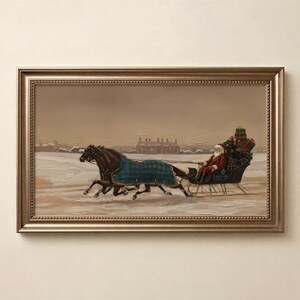 Puede incluir: Un cuadro al óleo enmarcado que muestra un paisaje nevado con dos caballos oscuros tirando de un trineo. Los caballos llevan mantas de cuadros azules. Santa Claus está sentado en el trineo, cargado de regalos envueltos. Se ve un edificio al fondo.