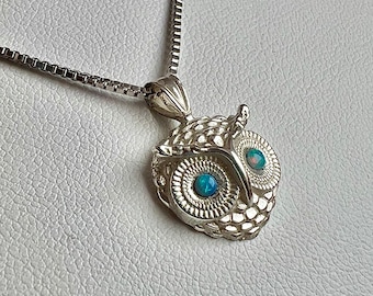 Búho de plata con ojos de piedras preciosas auténticas: ópalo, zafiro o rubí. Collar con búho y piedra de nacimiento.
