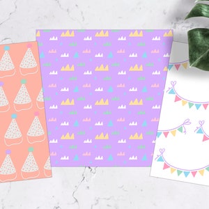Puede incluir: Tres hojas de papel estampado. Una tiene un fondo melocot&oacute;n con gorros de fiesta blancos. Otra tiene un fondo lavanda con formas de monta&ntilde;as coloridas. La tercera tiene un fondo blanco con banderines de colores pastel.