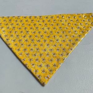 Bumblebee y Yellow Checkboard Pañuelo reversible para perros Sobre el collar