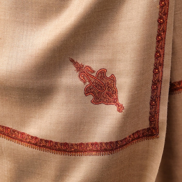 Scialle del Kashmir ricamato a mano, motivi cachemire ricamati nei quattro angoli circondati da ricami. Scialle caldo e leggero, lana grande