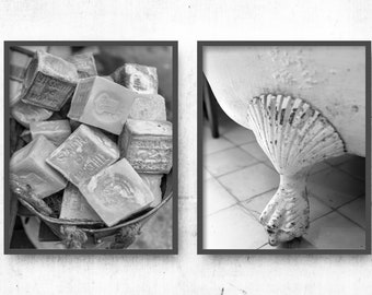 Französisches Landbadezimmer 2er Set Drucke, Französische Badezimmer Seife und alte Badewanne Wäschezimmer Dekor in schwarz & weiß