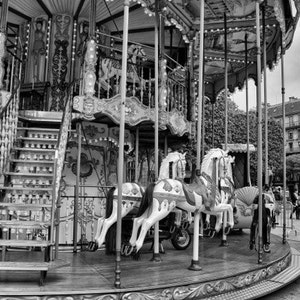 Schwarzweißer französischer Karussell Fotografie Druck | Vintage Paris Straßenszene Wandkunst für Kinderzimmer, Reisegalerie oder Wohnkultur