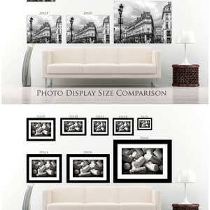 Puede incluir: Una comparaci&oacute;n de diferentes tama&ntilde;os de impresi&oacute;n de fotos, que muestra c&oacute;mo se ver&iacute;an en una pared con un sof&aacute; y una mesa auxiliar. Los tama&ntilde;os que se muestran son 8x10 pulgadas, 11x14 pulgadas, 12x12 pulgadas, 12x18 pulgadas, 16x20 pulgadas, 20x24 pulgadas, 20x30 pulgadas y 30x40 pulgadas.
