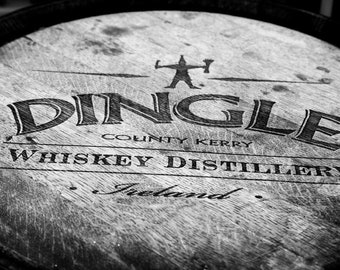 Impresión de la destilería de whisky Dingle: arte mural irlandés, fotografía del condado de Kerry, decoración para bares y pubs
