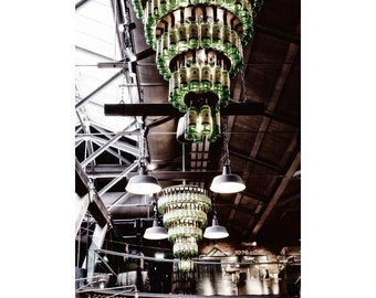 Lámina de destilería de whisky irlandés – Lámpara de araña Jameson, arte mural de Dublín, decoración de bar industrial