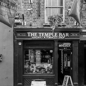 Décoration de voyage Temple Bar Dublin, photographie d&#39;Irlande, art mural irlandais, impression de ville d&#39;art en noir et blanc