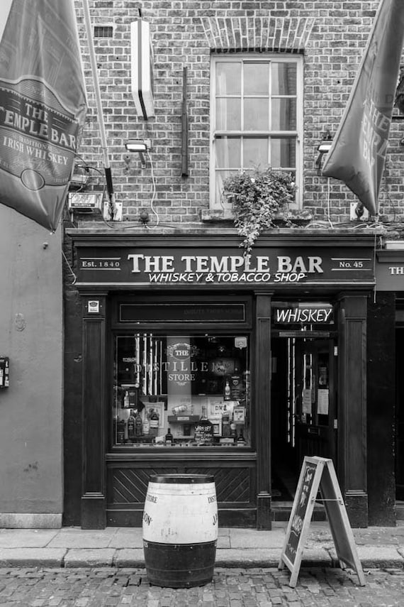 Temple Bar Dublin Photo Print – Irish Pub Wall Art in Black & White – Whiskey  Shop Decor