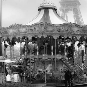 Paris Karussell Fotografie Schwarzweiß Druck | Vintage französische Straßenszene Wandkunst für Kinderzimmer, Büro oder Reisegalerie Dekor