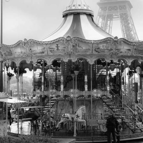 Paris Karussell Wandkunst in Schwarz & Weiß, Karneval Fotografie Druck, Paris Kunstdruck von Merry Go Round