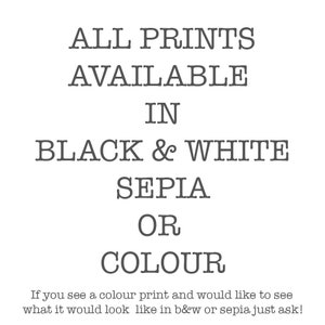 Puede incluir: Gr&aacute;fico de texto que dice "Todas las impresiones disponibles en blanco y negro, sepia o color". El texto est&aacute; en una fuente simple sin serifas. Debajo del texto hay una frase que dice "Si ves una impresi&oacute;n en color y quieres ver c&oacute;mo se ver&iacute;a en blanco y negro o sepia, &iexcl;pregunta!"