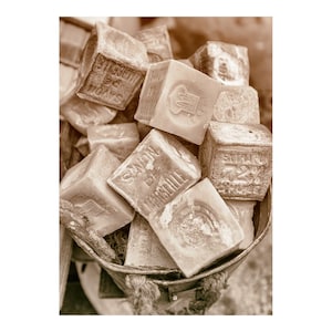 Arte murale rustica del mercato francese: stampa seppia di Savon de Marseille, foto di sapone tradizionale francese, decorazioni per bagno o cucina in stile provenzale