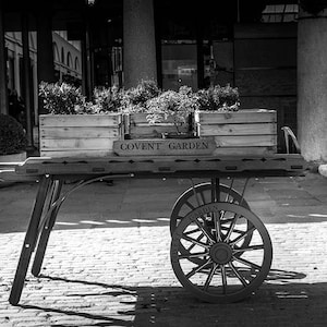 Covent Garden Charm: Vintage Cart Photography Print, London Photography w czerni i bieli do dekoracji ściennych, nieoprawione wydruki ścienne