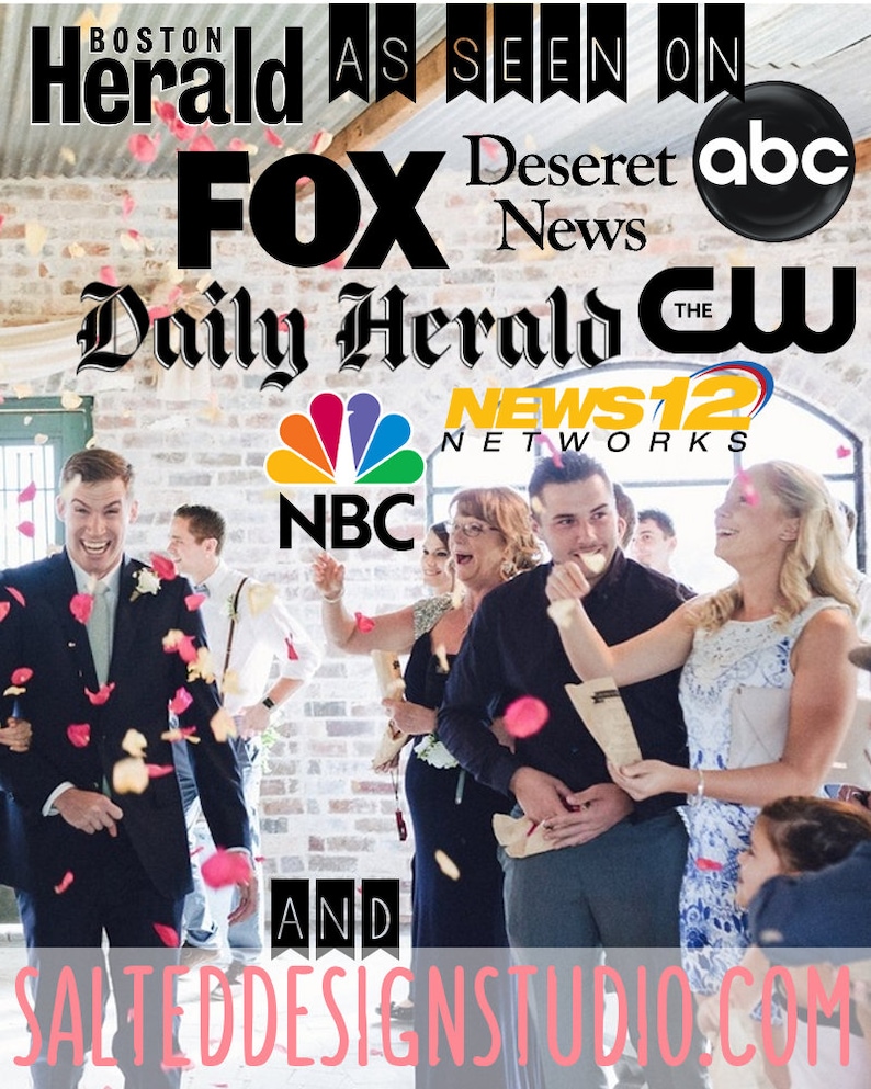 Puede incluir: Una ceremonia de boda con invitados lanzando p&eacute;talos de rosa mientras la pareja camina por el pasillo. La imagen incluye logotipos de varios medios de comunicaci&oacute;n, como Boston Herald, Fox News, Deseret News, ABC, Daily Herald, The CW, NBC y News 12 Networks. El texto "AND SALTEDDESIGNSSTUDIO.COM" tambi&eacute;n es visible.