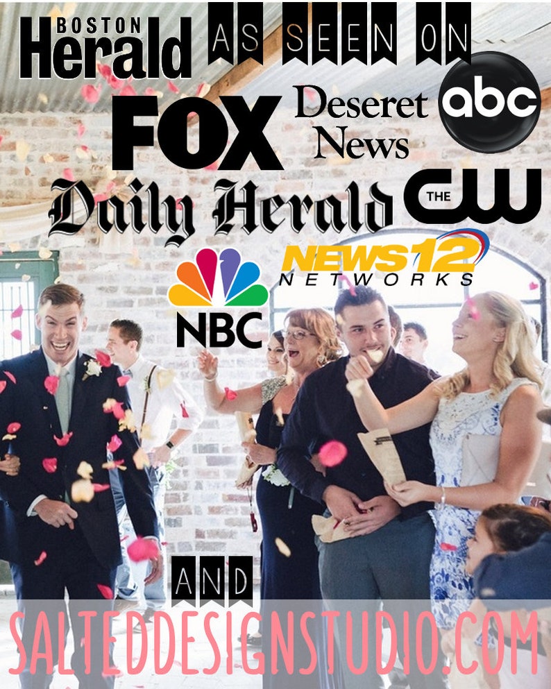 Puede incluir: Una ceremonia de boda con invitados lanzando p&eacute;talos de rosa mientras la pareja camina por el pasillo. La imagen incluye logotipos de varios medios de comunicaci&oacute;n, como Boston Herald, Fox News, Deseret News, ABC, Daily Herald, The CW, NBC y News 12 Networks. El texto "AND SALTEDDESIGNSSTUDIO.COM" tambi&eacute;n es visible.