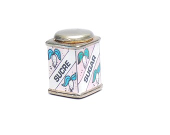 Vintage-Zucker Anhänger, Pastell rosa Miniatur Metall Zucker Sucre-Würfel-Küche-Charm-Anhänger, DiY Schmuck basteln, 1970er Jahre unisex Accessoire Geschenk
