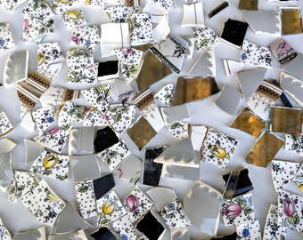 Peut inclure: Un ensemble de fragments de céramique cassés, présentant des motifs floraux et géométriques. Les morceaux arborent des couleurs blanches, dorées, noires et grises. Certains fragments ont un fond à pois avec des motifs floraux jaunes, roses et bleus. Diverses formes et tailles.